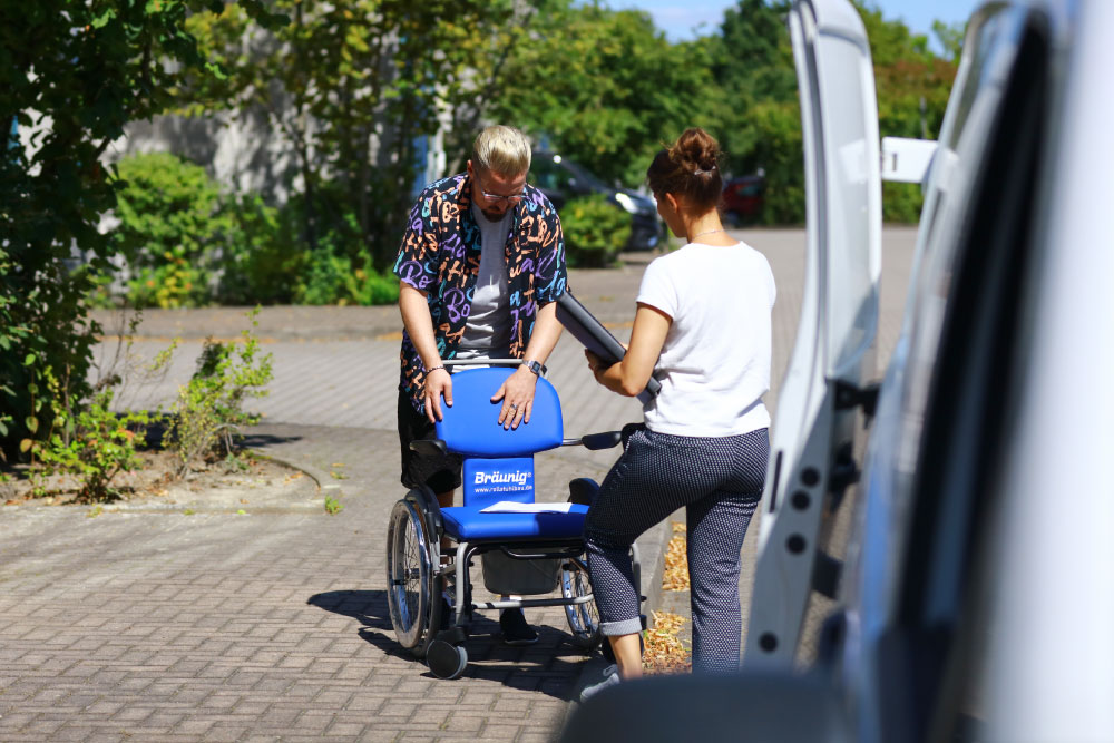 Fachh&auml;ndlerin holt ma&szlig;gefertigten Rollstuhl der Manufaktur Br&auml;unig aus Leipzig ab