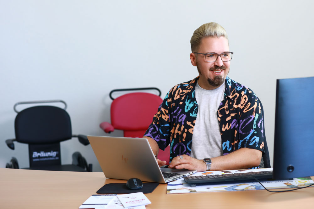 Mitarbeiter im B&uuml;ro nimmt Bestellung f&uuml;r einen ma&szlig;gefertigten Rollstuhl an