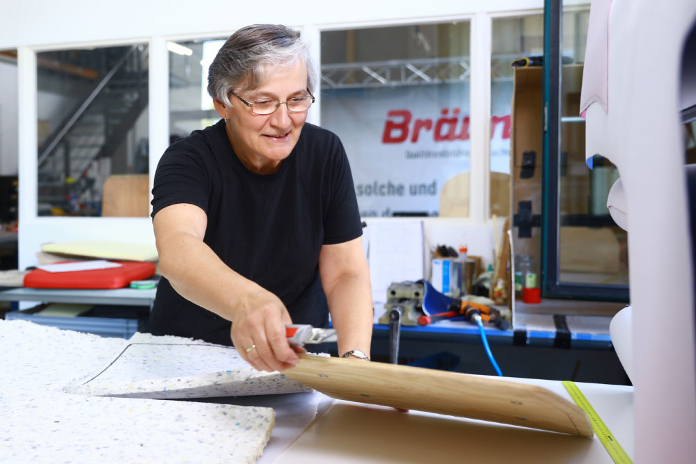 N&auml;herin schneidet Polster f&uuml;r Zimmerrollstuhl zurecht