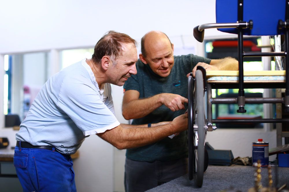 Zwei Mitarbeiter der Firma Rollstuhl Bräunig in Leipzig fertigen einen individuellen Zimmerrollstuhl