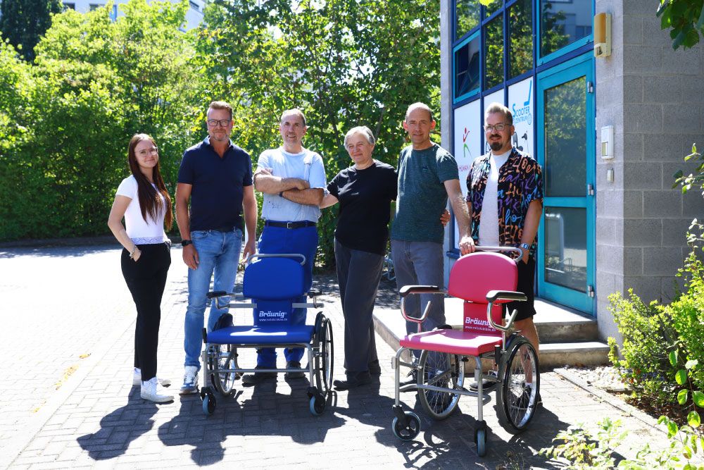 Team vor der Manufaktur Rollstuhl Bräunig in Leipzig