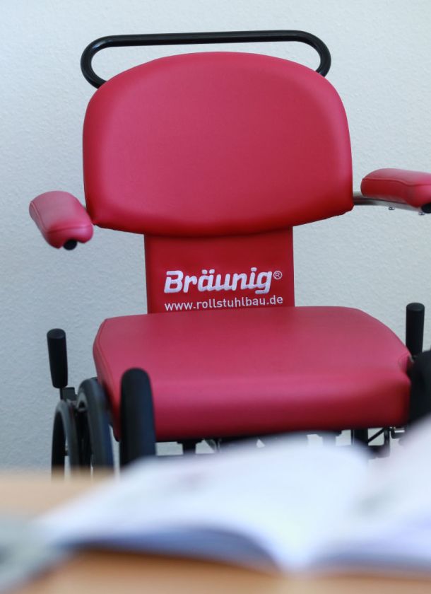 Pinker Zimmerrollstuhl mit Bräuniglogo