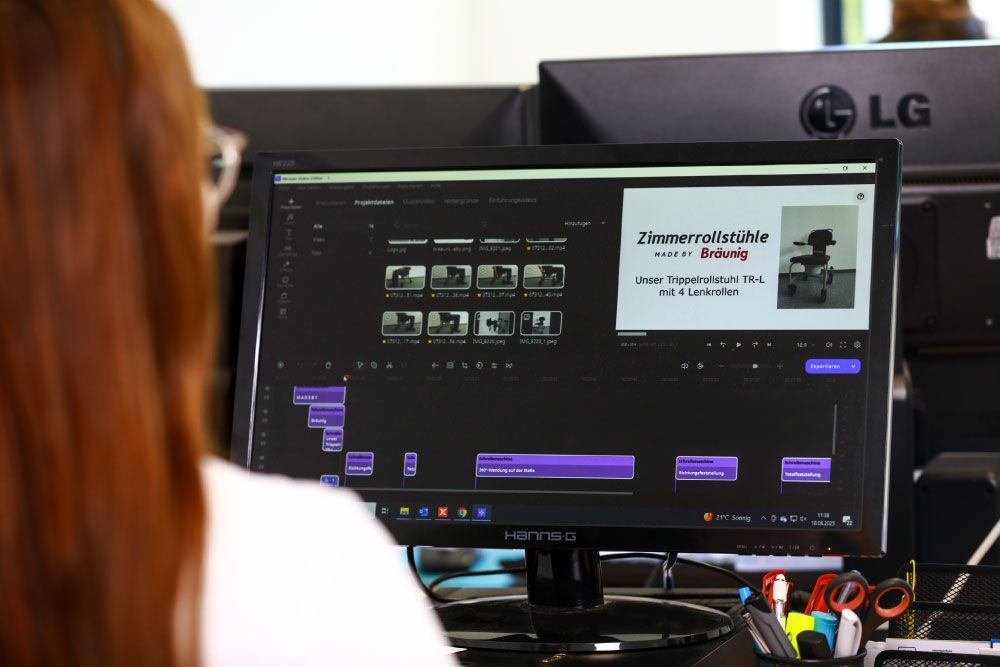 Praktikantin sitzt mit einem Computer und schneidet ein Imagevideo für Rollstuhl Bräunig in Leipzig